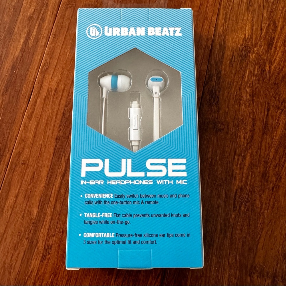 🌟FREE🌟NWT Pulse White and Blue In-Ear Headphones with Mic